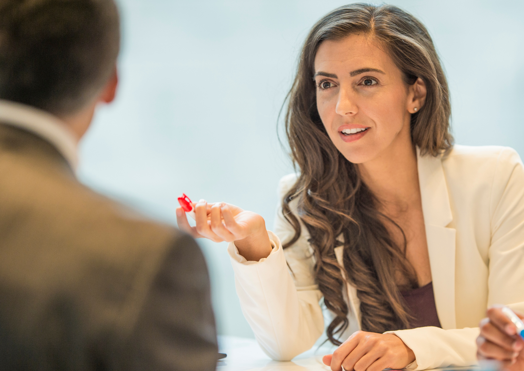 Lire la suite à propos de l’article Élever sa voix au travail : 10 Stratégies de négociation pour les femmes dans le monde professionnel