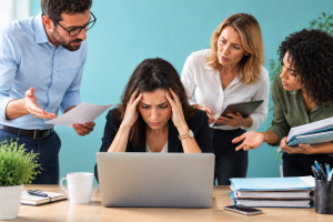 Équipe RH accompagnant une salariée confrontée à une situation de risques psychosociaux, illustrant l’écoute, la prévention et le soutien collectif au travail.