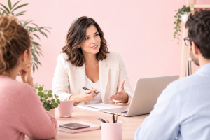 Enquête interne salarié : échange entre une consultante et des salariés en entreprise